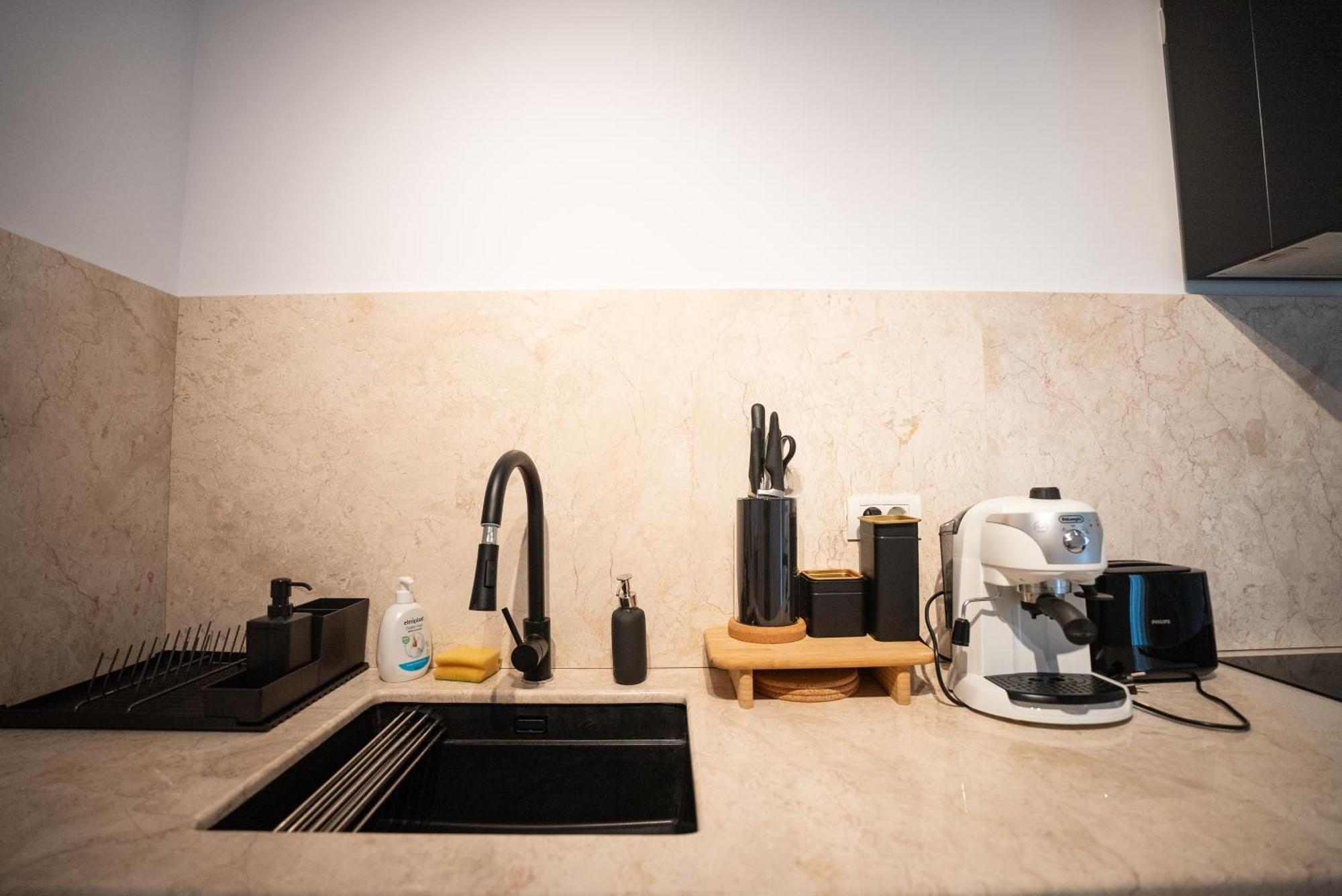 The Level Sanctuary: Free Parking & Netflix Apartamento Bucareste Exterior foto