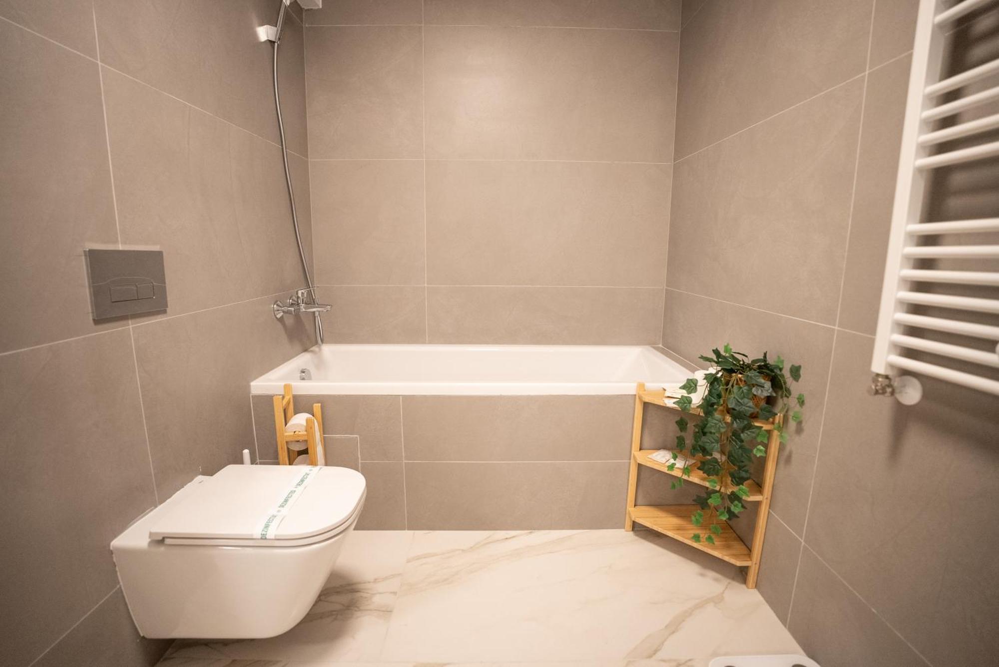 The Level Sanctuary: Free Parking & Netflix Apartamento Bucareste Exterior foto